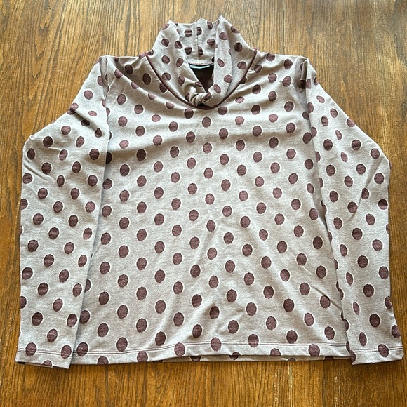 Nwot. Burgundy polka dot blouse - Picture 4 of 7
